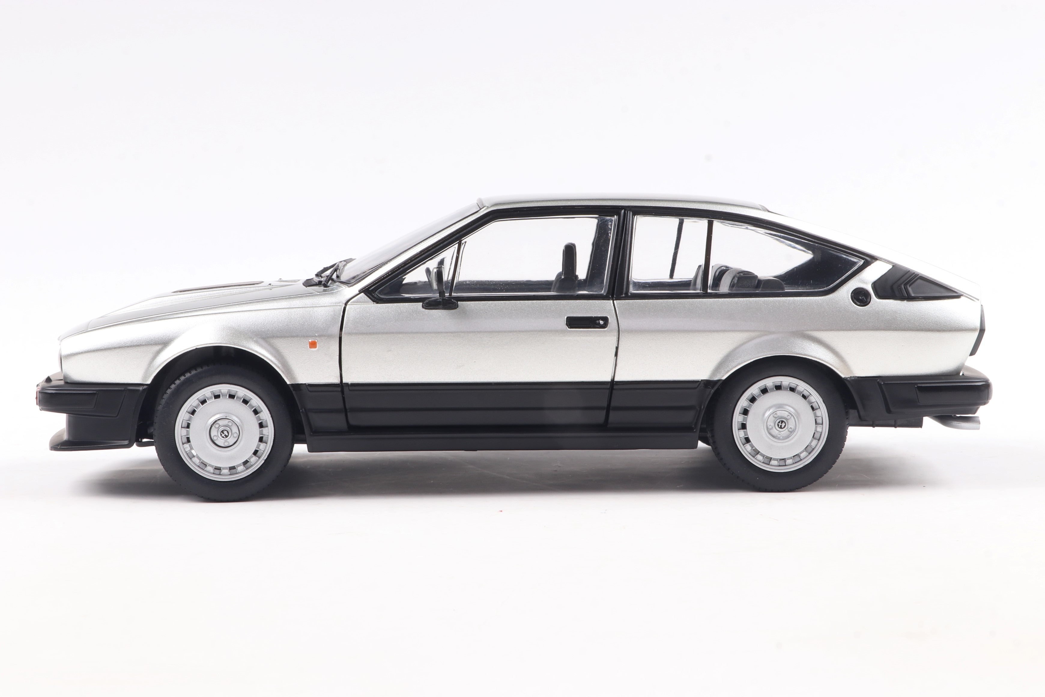 SOLIDO 1802307 MINIATURE ALFA ROMEO GTV6 SILVER 1984 1/18