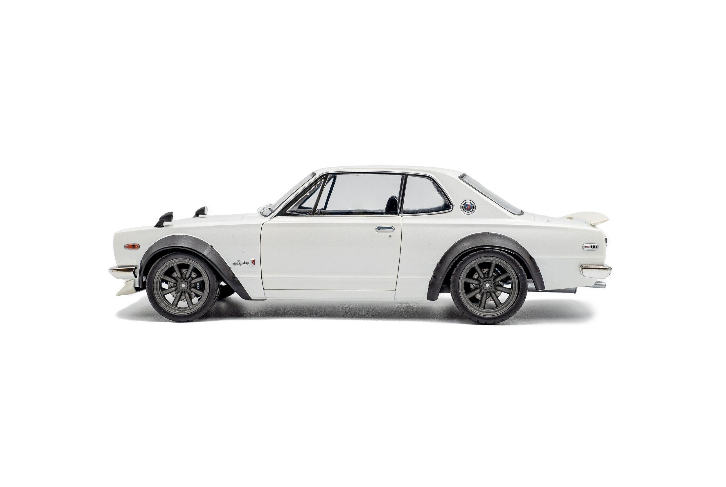 SOLIDO 1813001 MINIATURE NISSAN SKYLINE (C10) HAKOSUKA SOLIDO DO WORKS
PEARL WHITE 1970 1/18
