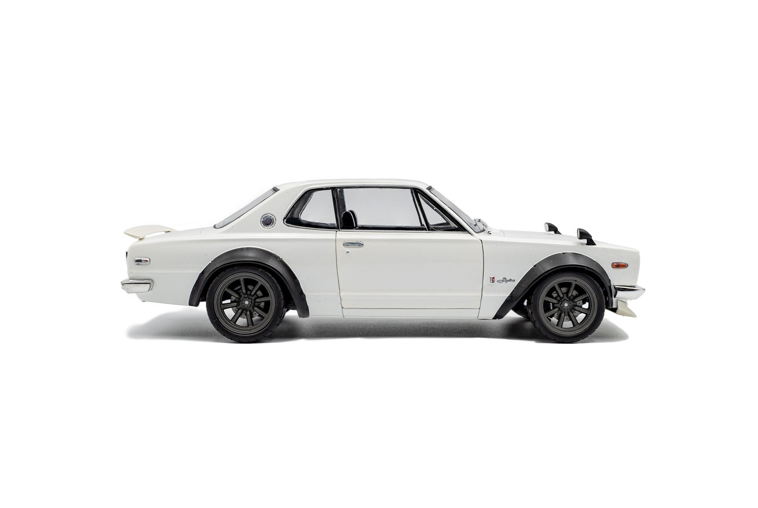 SOLIDO 1813001 MINIATURE NISSAN SKYLINE (C10) HAKOSUKA SOLIDO DO WORKS
PEARL WHITE 1970 1/18